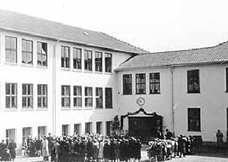 Die Scheibschule mit unterem Schulhof